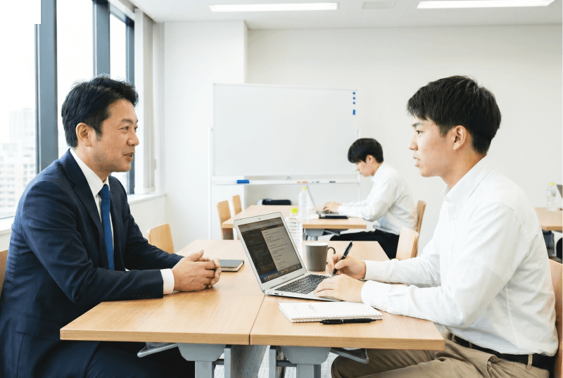 対面で会話をする人